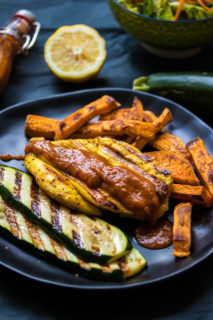 Rhabarberketchup mit Apfel , süß-sauer und leicht scharf, perfekte Beilage zum Grillen!