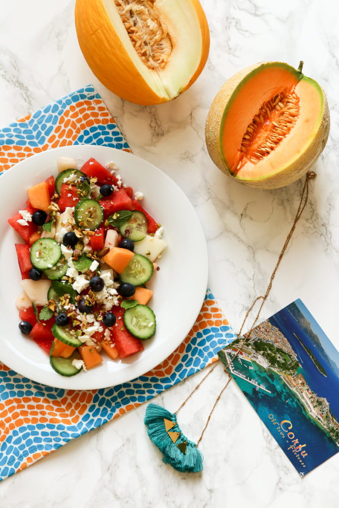 Melonen-Feta-Salat, mit dreierlei Melone und Pistazien: Sizilien trifft Griechenland. Rezept für Fernweh und den Sommersalat schlechthin!