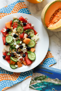 Melonen-Feta-Salat, mit dreierlei Melone und Pistazien: Sizilien trifft Griechenland. Rezept für Fernweh und den Sommersalat schlechthin!