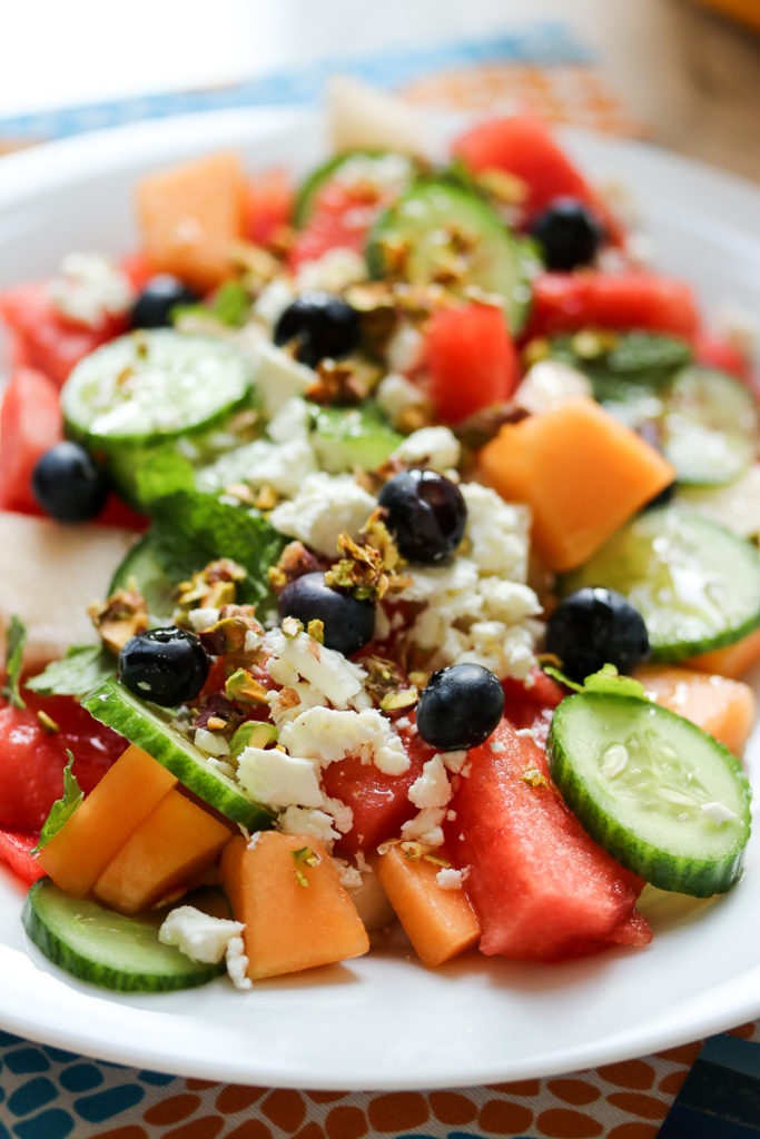 Melonen-Feta-Salat, mit dreierlei Melone und Pistazien: Sizilien trifft Griechenland. Rezept für Fernweh und den Sommersalat schlechthin!